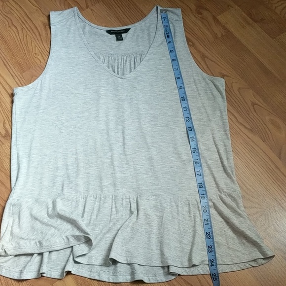 ⭐ Banana Republic Light Gray V-neck Peplum Tank - Picture 6 of 8
